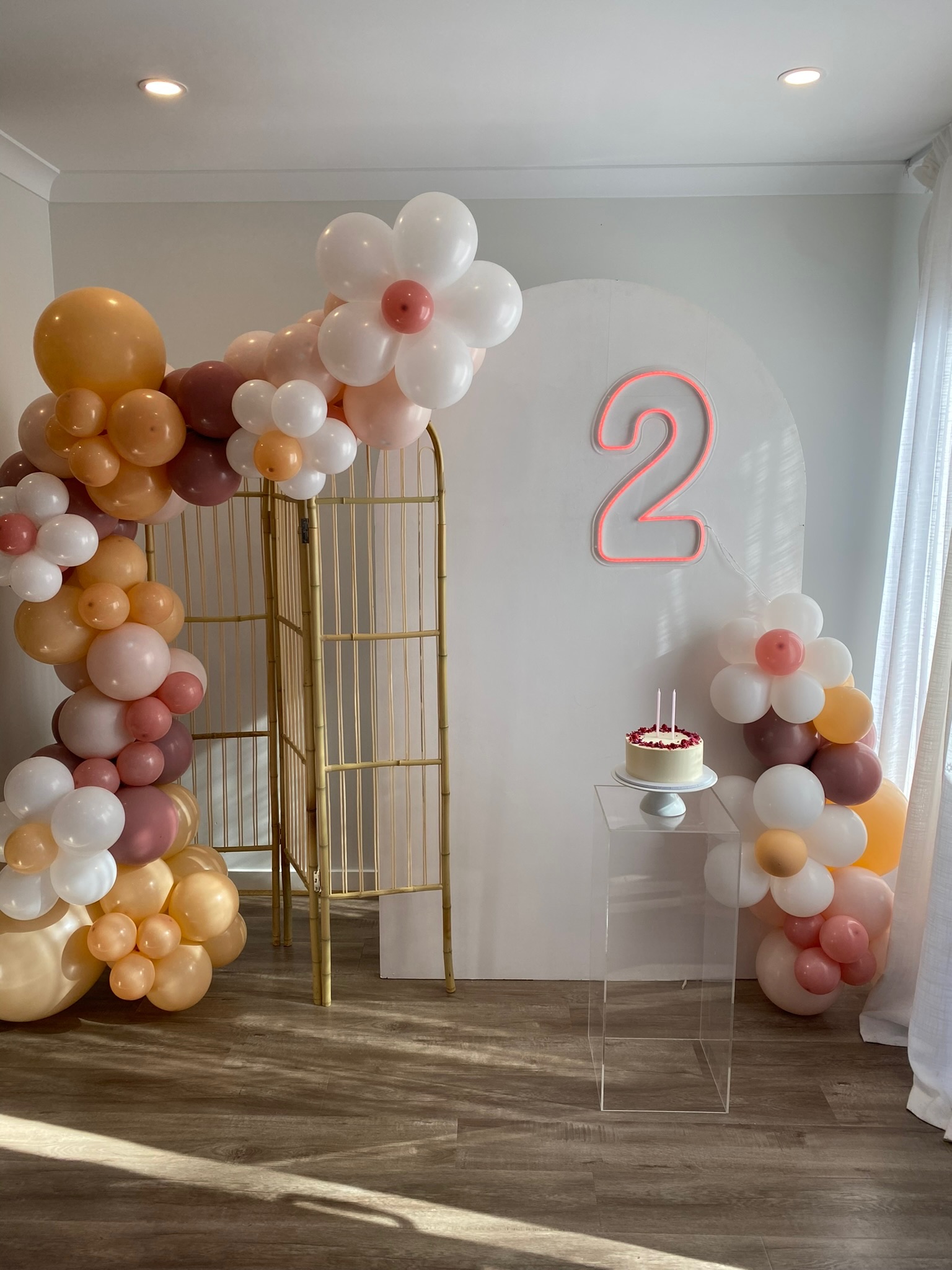 Pastel daisy balloon backdrop for a kids' birthday party